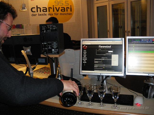 Ali Khan Show 2009-02-17_31.jpg - Der Champus wird vorbereitet für Claudios Geburtstag, bei Paranoized wird an alles gedacht ;)